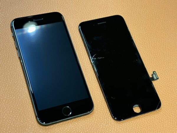 画面が割れてしまったiPhone8(アイフォンエイト)パネル交換を行いまし