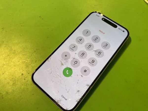 iPhone 15 画面交換 横浜市中区
