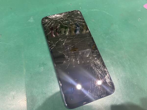 Pixel4a画面割れ