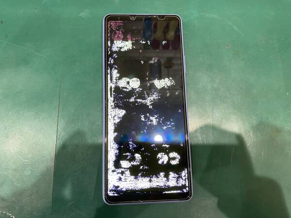 Xperia10Ⅲ画面破損の写真です 