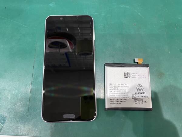 AQUOS Sense2(アクオス)SHV43のバッテリー交換後の写真です