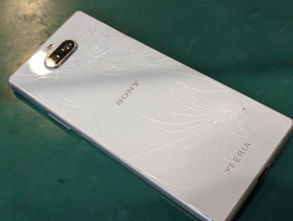 Xperia8背面