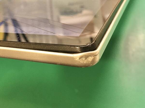 Lenovo tab6のフレームが変形しています。