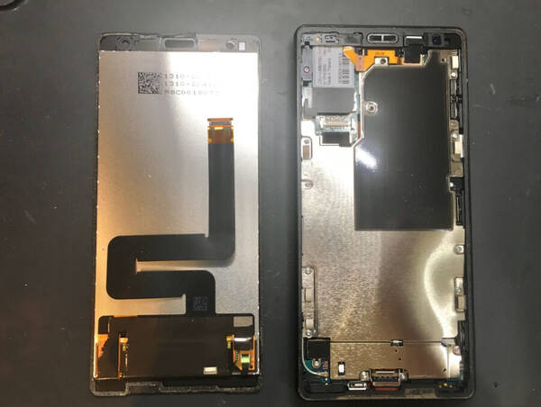 XperiaXZ2の膨張バッテリーの交換を行いました。