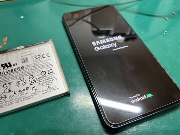 Galaxy S22 5G (ギャラクシー)(SCG13/SC51-C)のバッテリー交換を承り