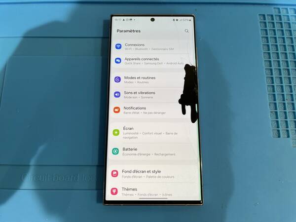 Galaxy S23 Ultra（ギャラクシー）の画面が割れて黒くなっている