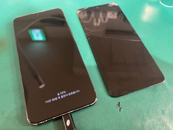 Galaxy S22(ギャラクシー)の画面割れ修理！正規以外で修理して品質は