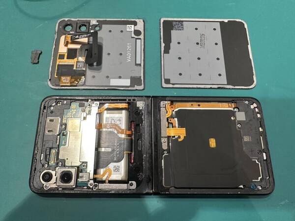 新橋からお越しのお客様よりGalaxy Z Flip3 5Gのバッテリー交換依頼を